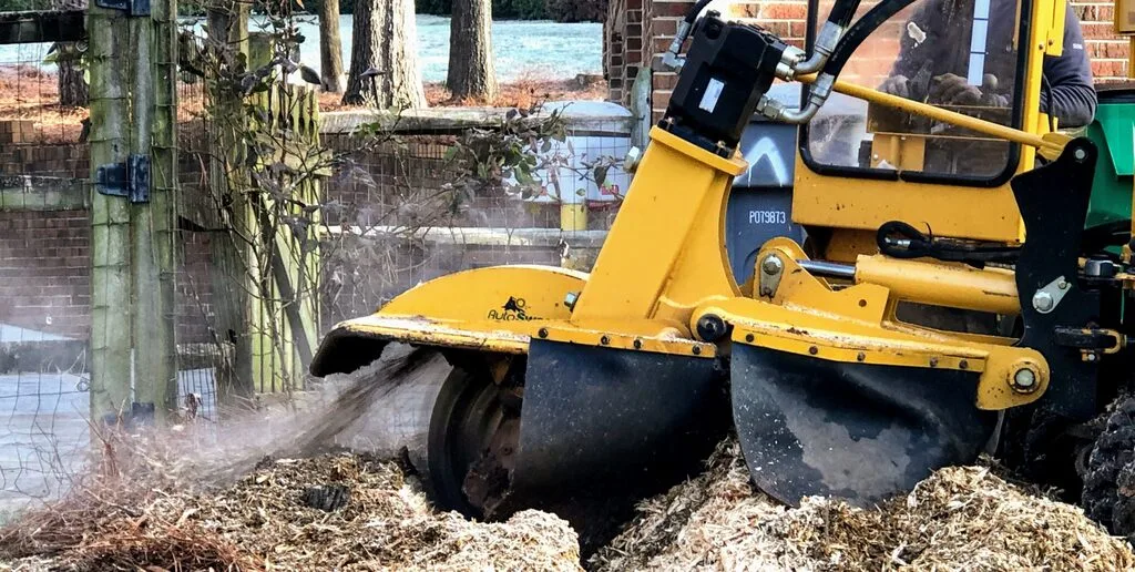 heavy machine grinding strump